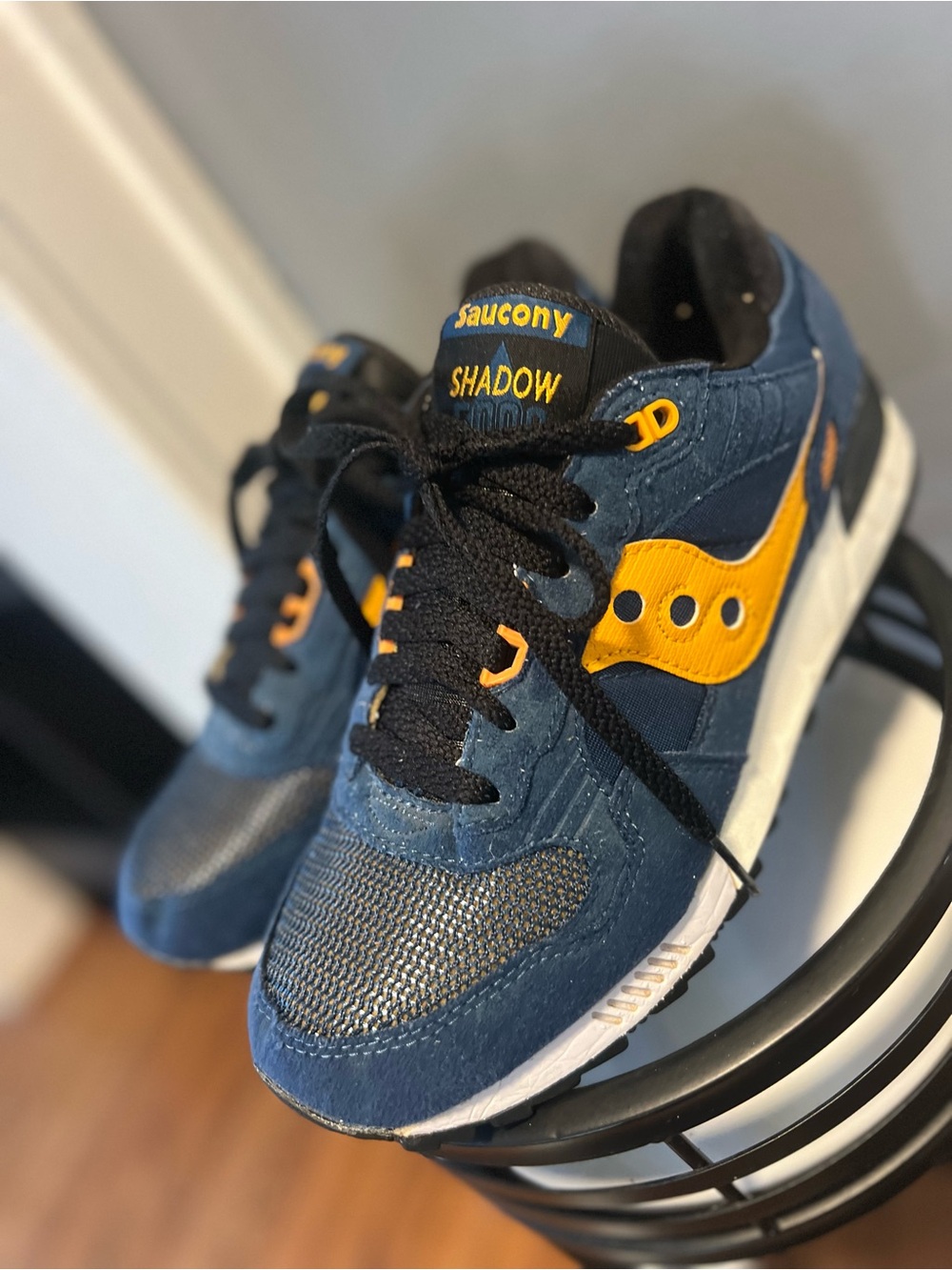 Saucony men 7.5 women 9 Navy & Yellow Shadow Sneakers